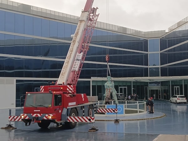 Grua com mercadoria segura Grua com mercadoria segura