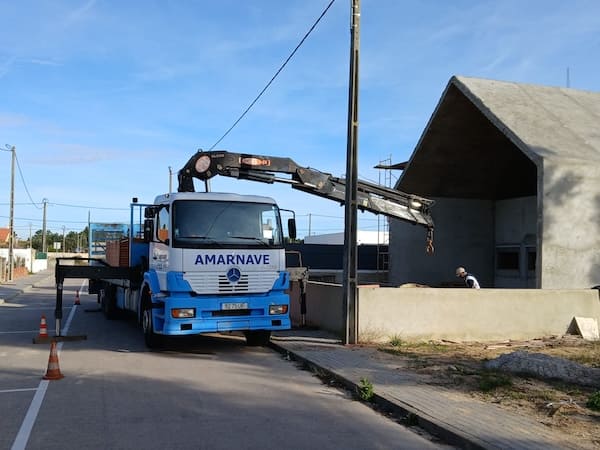 Camião grua Amarnave com carga segura